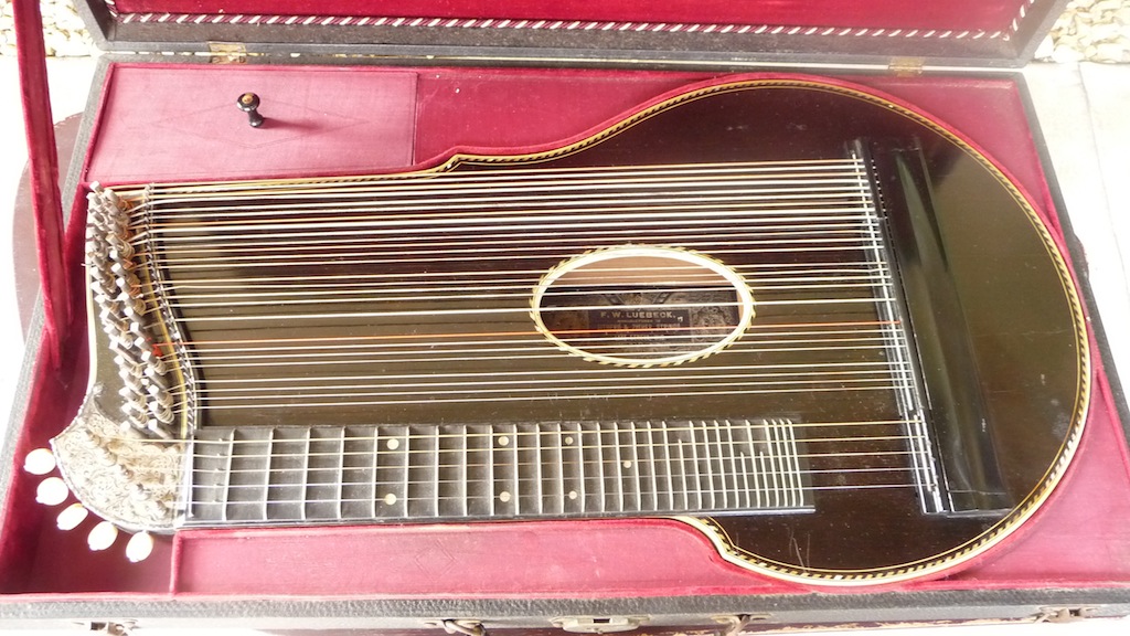 Luebeck_zither.jpg