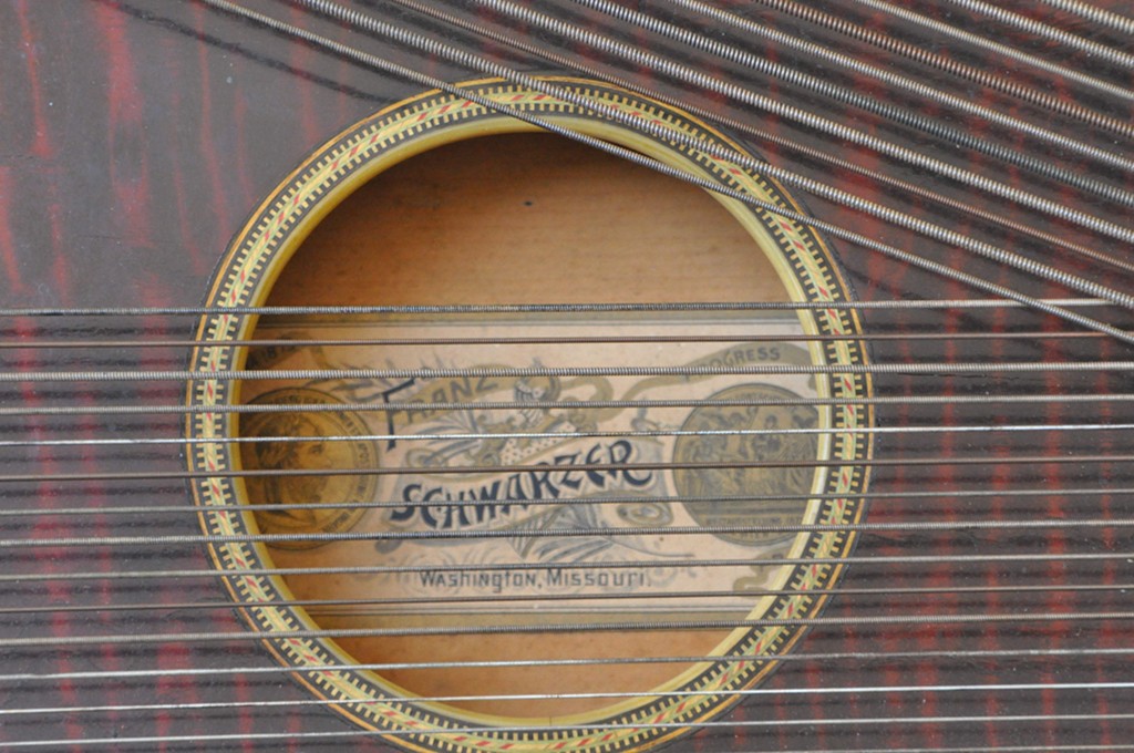 Schwarzer white label on perfect zither, serial number 10363.
