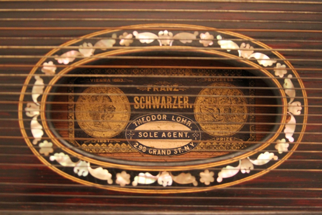 schwarzer_label.jpg