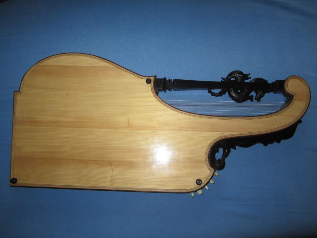 Voit Harfenzither  Bodenansicht.JPG