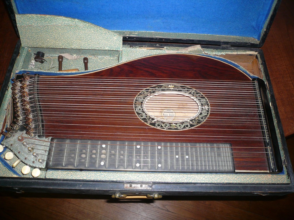 Otto Henniger branded concert zither.